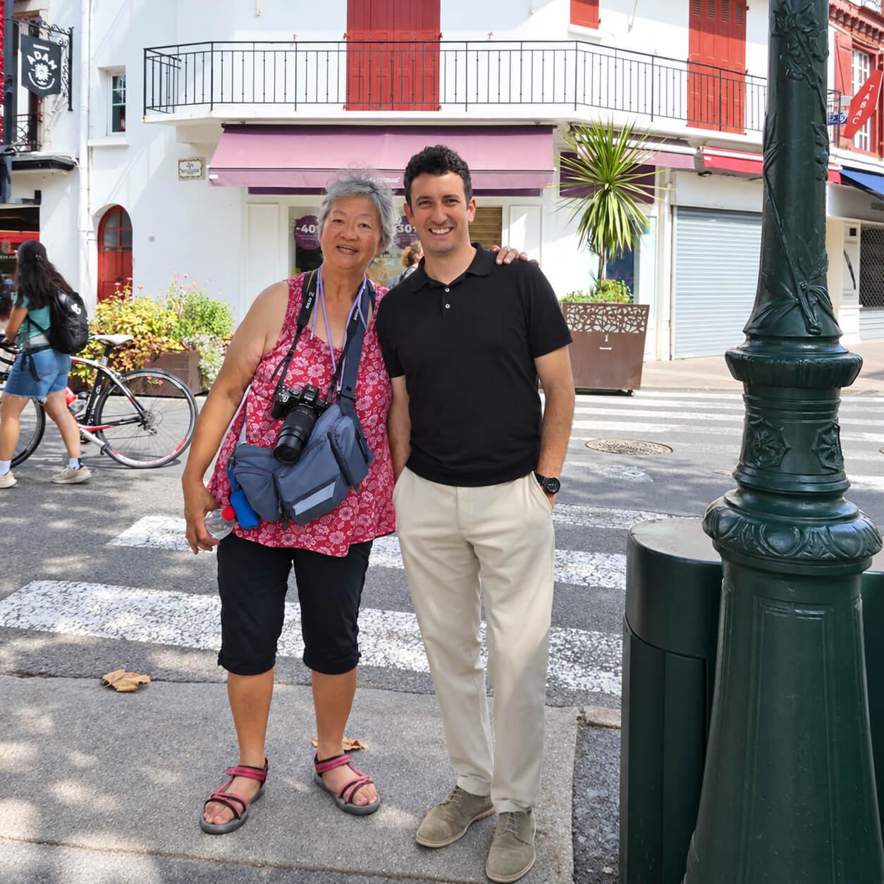 Aurélien et une cliente après une journée d’excursion